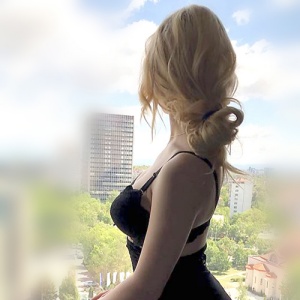 Escort Berlin Model Bianka lustvolle Dame mit Neigung für Gesichtsbesamung beim ersten Treffen