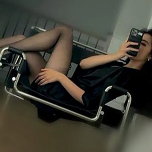 Jules Escort Berlin junge Luxus Dame erfüllt devote Fetischträume bei diskretem Liebestreffen
